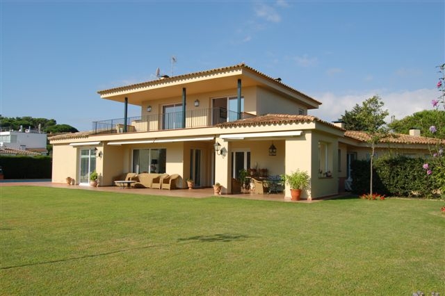 LUXURY VILLA NEAR THE BEACH IN S'AGARO